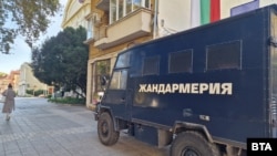 В понеделник сутринта имаше засилено полицейско присъствие до сградата на общината в Пловдив. Кадри показват как униформени контролират достъпа до централния вход на администрацията, 20 октомври 2025 г.