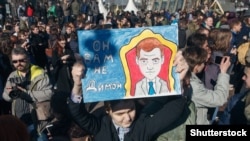 Pamje të protestave të mbajtura më 26 mars në Moskë