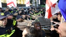 Aprelin 28-də etirazçılar polislə qarşıdurmada