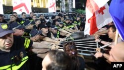 Aprelin 28-də etirazçılar polislə qarşıdurmada