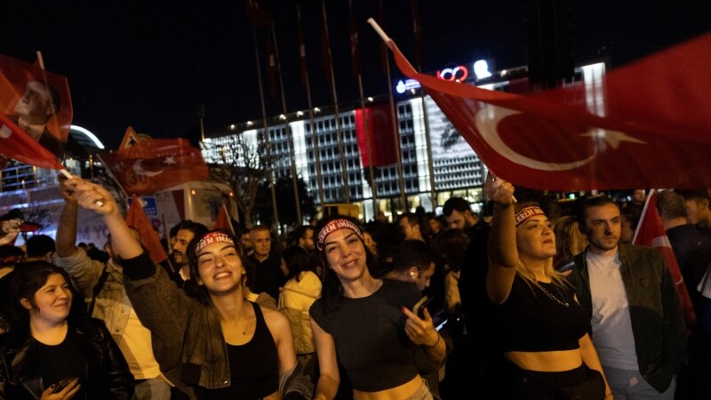 شادی شبانهٔ هواداران حزب مخالف اردوغان بعد از انتخابات شهرداری‌ها