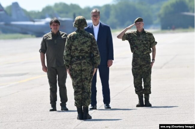 Presidenti i Serbisë gjatë një prezantimi të pajisjeve të Ushtrisë së Serbisë, qershor 2026.