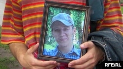 Портрет Ильи Бородаенко, погибшего в результате нападения на лагерь экологов в Ангарске, на митинге в Москве, 27 июля 2007 года.