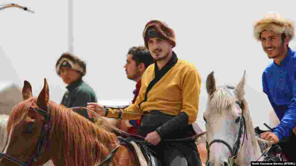 Воспитанники тренера по конной стрельбе из лука Мурада Камыштары. Мурад - этнический аварец.