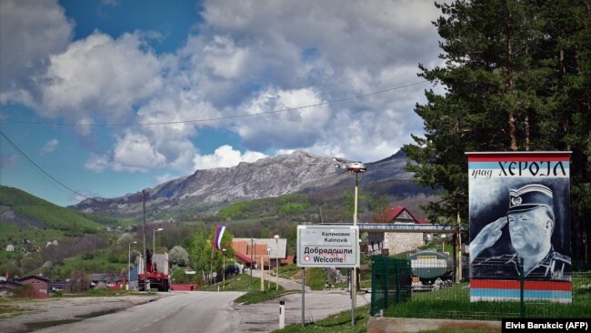 Mural sa likom Ratka Mladića na ulazu u Kalinovik (22. maj 2021.)