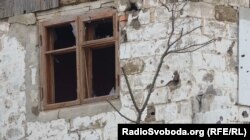 Пошкоджений обстрілами будинок в селі Бердянське, Донецька область