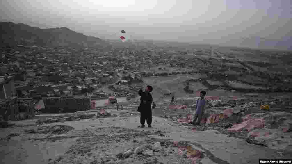 Dječaci puštaju zmaje iznad Kvete. Posljednjih godina val sektaških ubojstava usmjerenih na etničku manjinu Hazare naveo je pakistanske sigurnosne snage da podignu zidove i kontrolne punktove u pojedinim dijelovima Kvete - glavnog grada nemirne regije Baločistan. 