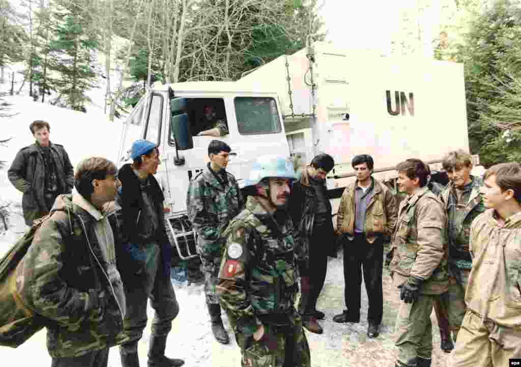 Dutch peacekeeping soldiers talk with Bosnian Muslim fighters in Vares, on March 1, 1994.