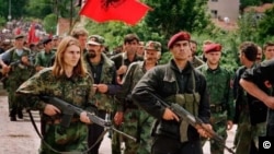 Luptători din Armata de Eliberare a Kosovo în 1999