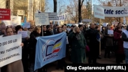 Nemulțumiți de salariile pe care le primesc, profesorii, meteorologii și feroviarii au protestat în fața Parlamentului joi, 19, decembrie.