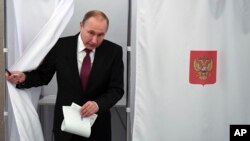 Vladimir Putin astăzi la centrul de votare