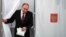 Vladimir Putin astăzi la centrul de votare