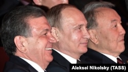 Қазақстан президенті Нұрсұлтан Назарбаев (оң жақта), Ресей президенті Владимир Путин (ортада) және Өзбекстан президенті Шавкат Мирзияев. Астана, 8 маусым 2017 жыл.