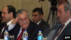 Ирак президенти Жалал Талабани(ортодо), премьер-министр Нури Малики(солдо), мурдакы премьер Аяд аллави(оңдо) Ирбилдеги жыйында. 8-ноябрь 2010