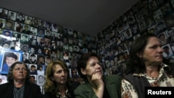 Majke Srebrenice gledaju prvo pojavljivanje Mladića u Hagu, 03. jun 2011.