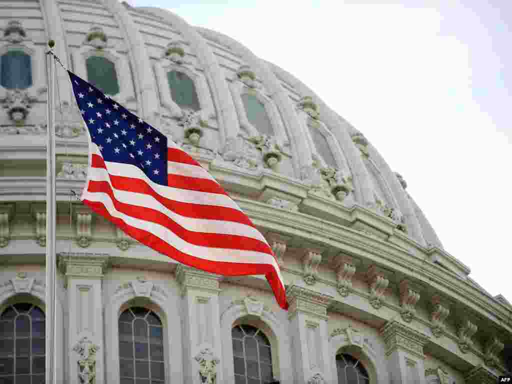 Ndërtesa e Kongresit... - obama20 UNITED STATES, Washington : The US flag flies at the US Capitol in Washington, DC, January 20, 2009. Millions of people are expected to be in the US capital to witness the swearing of Barack Obama as 44th President of the United States.