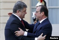 Петро Порошенко (л) і Франсуа Олланд (п) у Парижі, 11 січня 2015 року