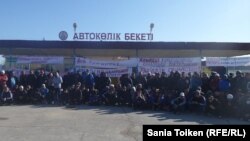 "Бұрғылау" кәсіпорнының автобекетіне жиналған жұмысшылар талаптарын орындауды талап етіп отыр. Жаңаөзен, 4 қазан 2016 жыл.