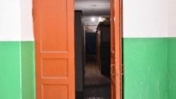 Коридоры сужены до минимума стенами из гипсокартона и стоящими в проходе шкафами
