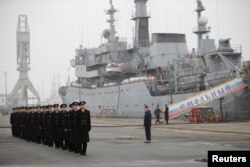 Marinari ruși în fața navei de război de tip Mistral pe care Franța nu o va livra, în portul Saint-Nazaire, 25 noiembrie, 2014