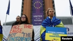 Луѓе демонстрираат пред зградата на Европската комисија во Брисел