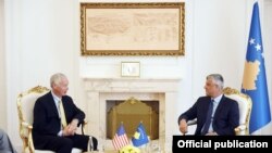 Senatori Johnson në takim me presidentin Thaçi