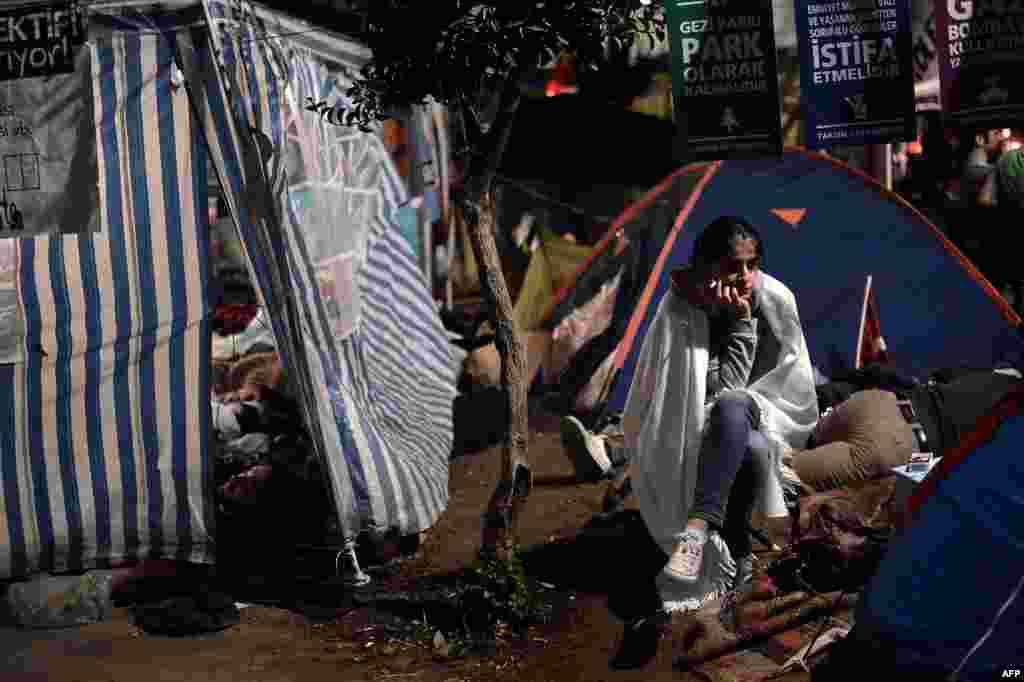 Demonstranti ostaju i preko noći na trgu Taksim, Istanbul, 10. juni 2013. Foto: AFP / Aris Messinis 