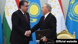 Таџикистанскиот претседател Емомали Рамон со неговиот казахстански колега Нурсултан Назарбаев  