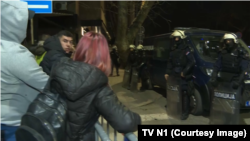 Građani Niša na protestu tokom kog je došlo do incidenta kada su članovi vladajuće Srpske napredne stranke zasuti jajima, 21. mart 2025. 