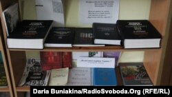 Стенд, присвячений Голодомору, у шкільній бібліотеці в селі Шевченкове