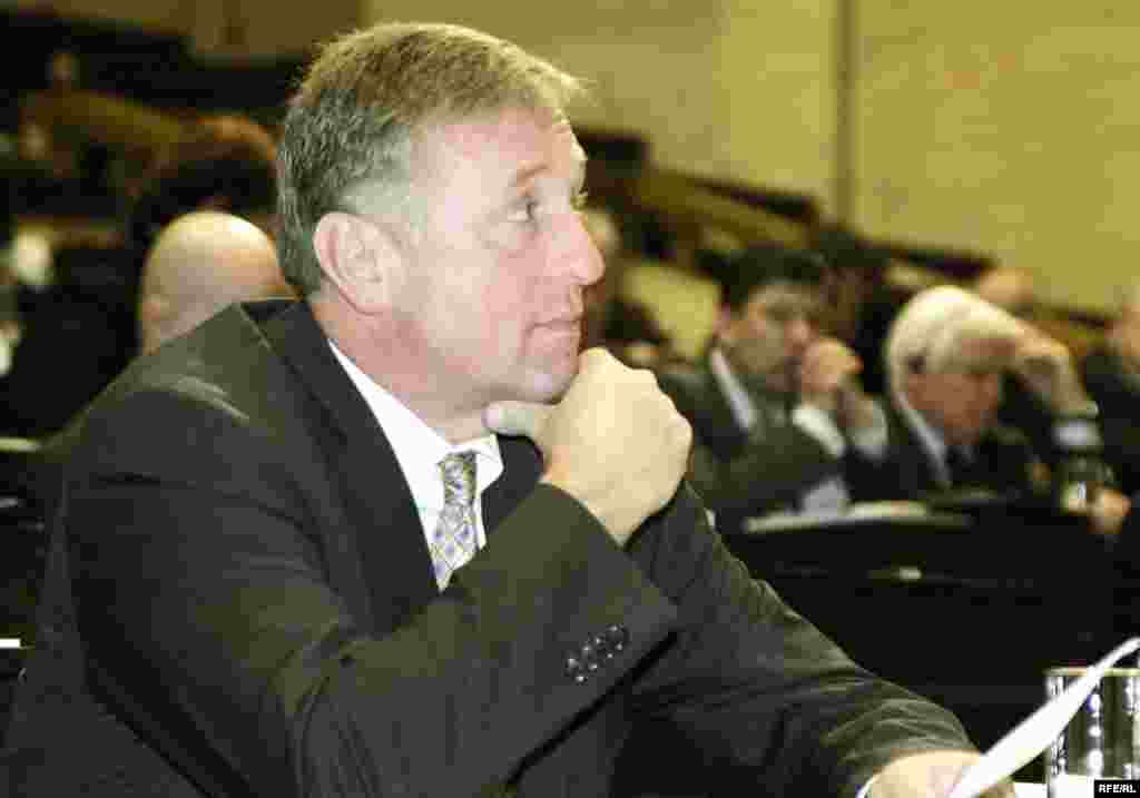 Czech Prime Minister Mirek Topolanek opened the Energy Forum and was an active participant. At a press conference on October 23, he urged the European Union to do more to reduce its dependence on Russian energy....(more)