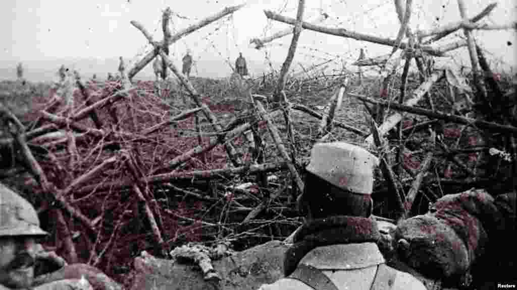 Немецкие солдаты идут к окопу французских солдат и предлагают им сдаться. Дата снимка неизвестна.