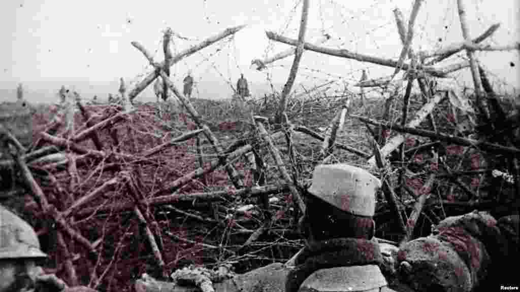 Немецкие солдаты, которые выразили готовность сдаться французским войскам. Франция, недалеко от города Массиж