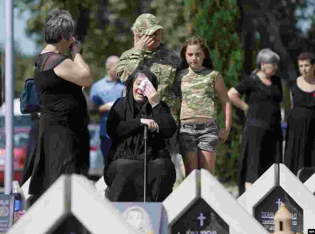 В восьмую годовщину &quot;августовской войны&quot; жители Грузии пришли на кладбище &quot;Мухатгверди&quot;, в пригороде Тбилиси, где похоронены военнослужащие, погибшие в ходе военного конфликта в августе 2008 года.
