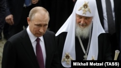 Президент Росії Володимир Путін (ліворуч) і Московський патріарх Кирило. Москва, 25 травня 2017 року