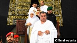 Таџикистанскиот претседател Емомали Рахмон и неговото семејство.