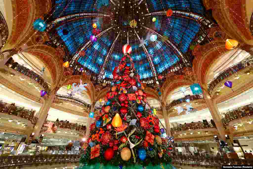 Париж, Франція. Одна з найочікуваніших ялинок країни стоїть в Galeries Lafayette. Величезну ошатну ялинку щороку вбирають за відповідною тематикою. Цього року команду дизайнерів надихнув «Маленький принц»