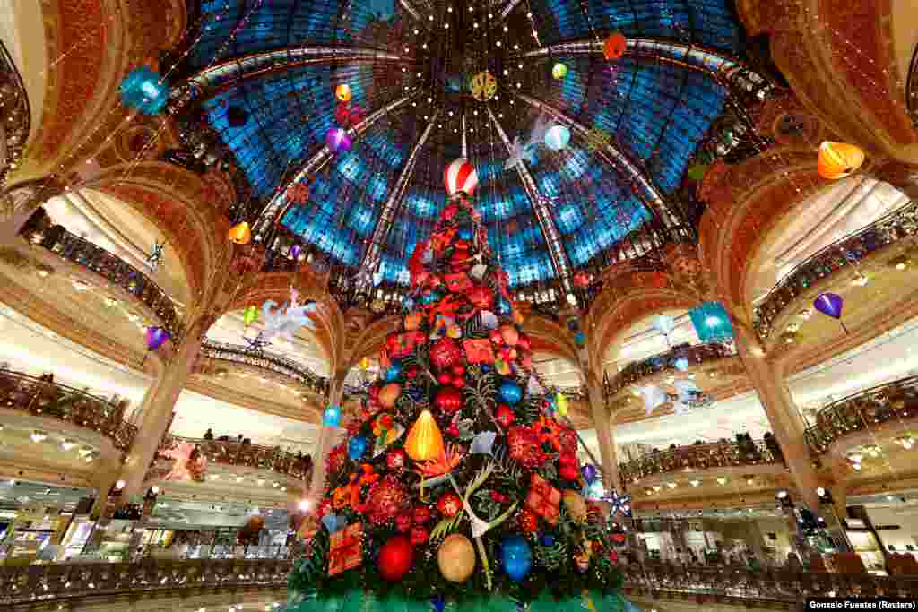 Париж, Франція.&nbsp;Одна з найочікуваніших ялинок країни стоїть в Galeries Lafayette. Величезну ошатну ялинку щороку вбирають за відповідною тематикою. Цього року команду дизайнерів надихнув &laquo;Маленький принц&raquo;