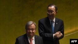 Odlazaći generalni sekretar UN Ban Ki-moon aplaudira novodolazećem Antoniu Guterresu 