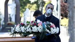 Sa sahrane jedne od žrtava korona virusa u Begramu, na severu Italije, 16. marta 2020.