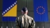 Pripadnik EUFOR-a ispred zastava BiH i EU