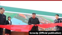 Fotografia ku lideri Kim Jong Un shihet duke marrë pjesë në ceremoninë e inaugurimit të një fabrike.