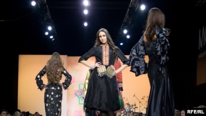 Ақша үшін жыныстық қатынас іздейтін M/F жұптары