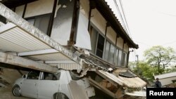 Пострадавшее в результате землетрясения здание в городе Машики. Префектура Кумамото, 15 апреля 2016 года.