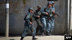Owgan polisiýasy Kabuldaky hüjümlere garşylyk görkezýar. Kabul, 15-nji aprel, 2012.