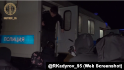 Жителей села Кундухово эвакуируют на полицейском автозаке, кадр видео