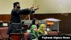 یوه وکیل عبدالرحیم ایوبي، د اعتصاب په توګه خپلې پيښې او لاسونه ولچک کړي و او خوله یې تړلې وه، په عین حال کې له نوموړي سره یو بل وکیل نږدې لاس او ګریوان شوی و.