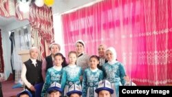 Одина Кочкорова с учениками.