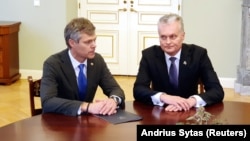 Президент Литвы Гитанас Науседа (справа) и директор Департамента госбезопасности Дарюс Яунишкис. Вильнюс, 15 ноября 2019 года. Архивное фото