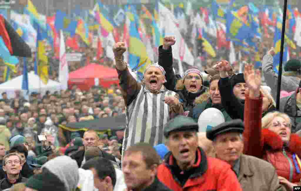 100 тисяч осіб взяли участь у ході проти призупинення підготовки до підписання угоди про асоціацію з ЄС у Києві, 24 листопада 2013 року